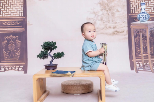 中国台湾宝宝边吃奶边挣扎烦躁